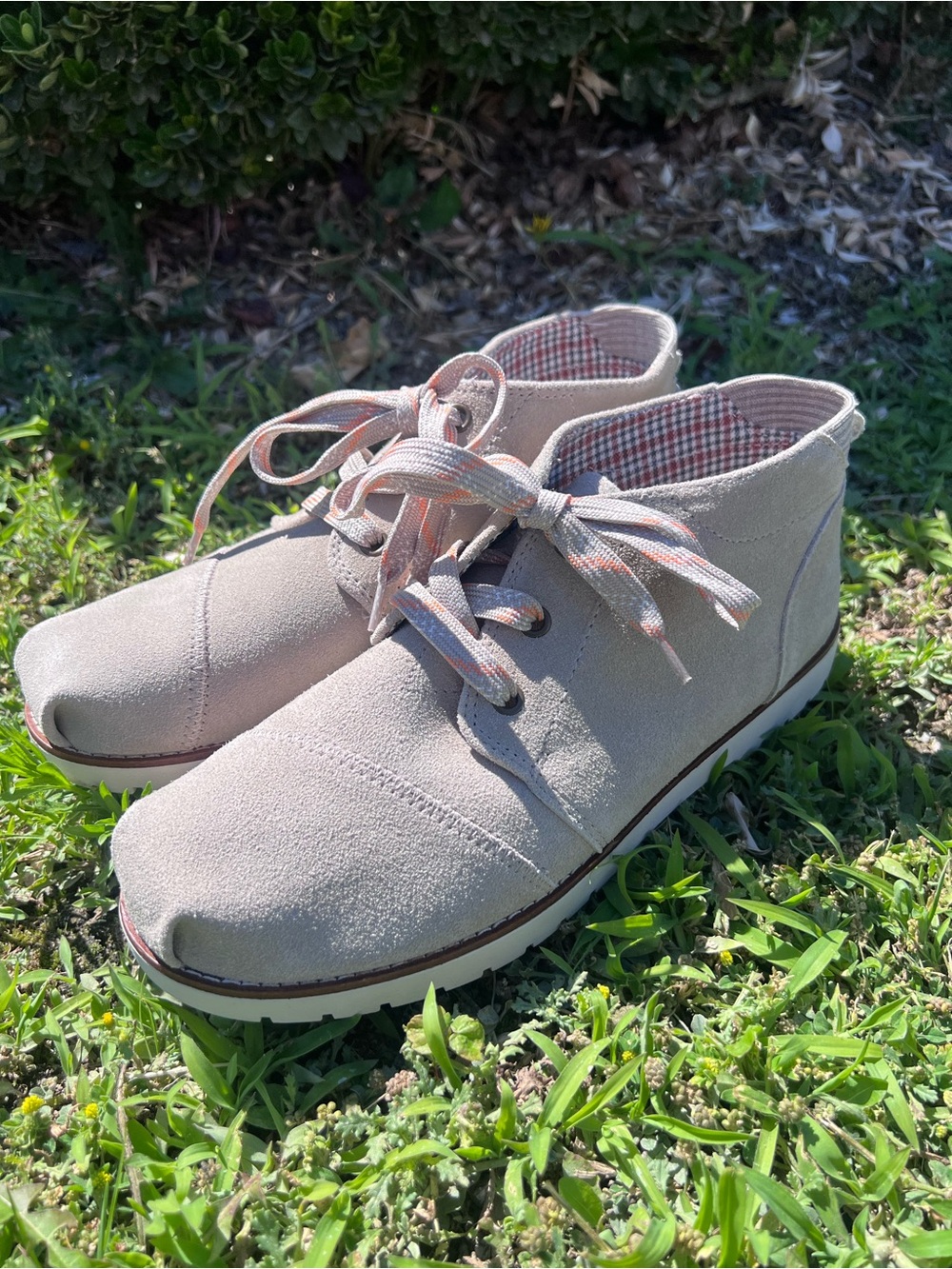 BOBS from Skechers Chill Lugs ankle booties in a light taupe suede women’s 9.5